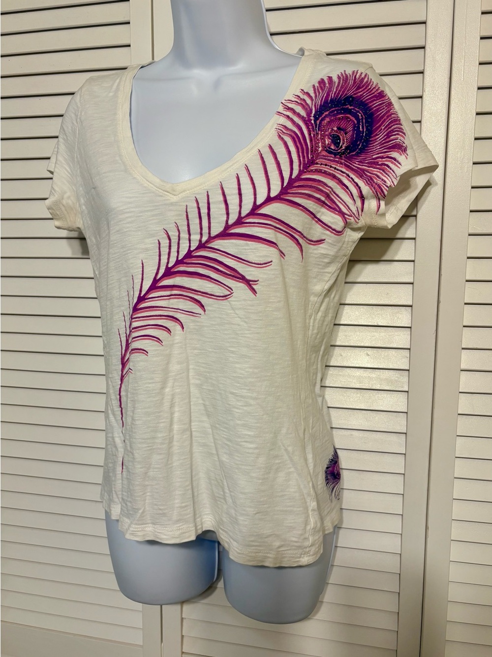 Vintage Y2K Express Cream V-Neck Tee with Pink Peacock Feather Graphic